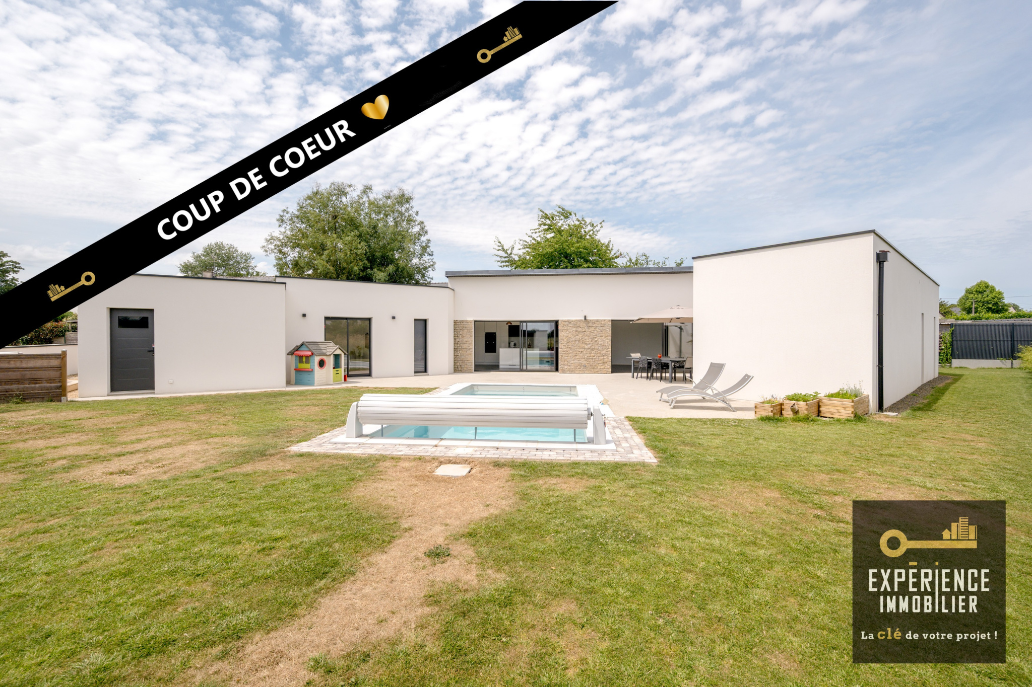 Maison contemporaine de plain-pied avec piscine